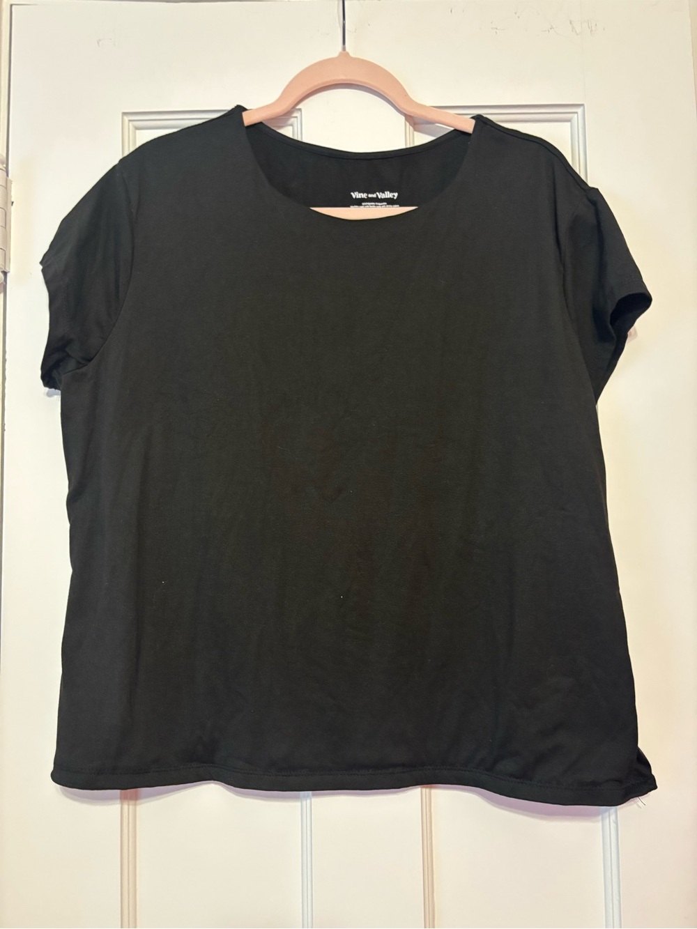 Vine and valley Black Short Sleeve Crewneck Tee